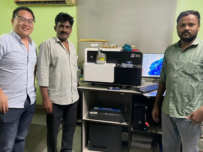 Spectromètre à émission optique JINYIBO W5 installé dans un laboratoire métallurgique professionnel en Inde